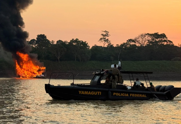 gs PF e Ibama destroem 22 dragas em operação contra garimpo ilegal no Rio Madeira